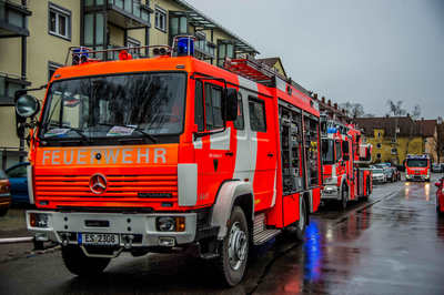 Esslingen-Pliensauvorstadt: Holzkohlegrill in Wohnung loest Feuerwehreinsatz aus